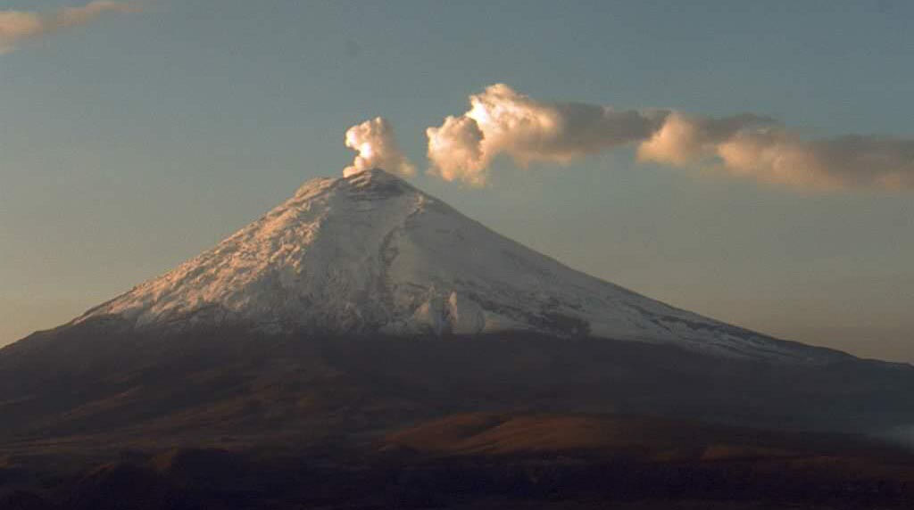 Imagen referencial del volcán Cotopaxi tomada el 6 de diciembre de 2022, donde se muestra una emisión de vapor y gases. Foto: Twitter IGeofísico