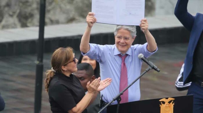 El presidente Guillermo Lasso firmó el Decreto con el cual pretende reformar parcialmente la Constitución para el apoyo de las Fuerzas Armadas a la Policía Nacional. Foto: Twitter Guillermo Lasso