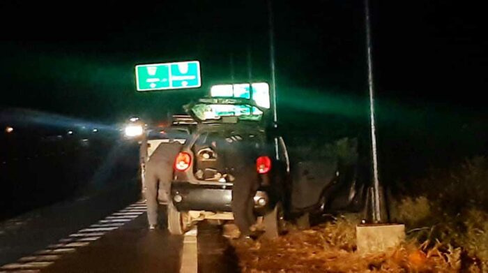 La Policía Nacional ubicó un vehículo que transportaba explosivos, armas y droga en Milagro. Foto: Twitter Policía