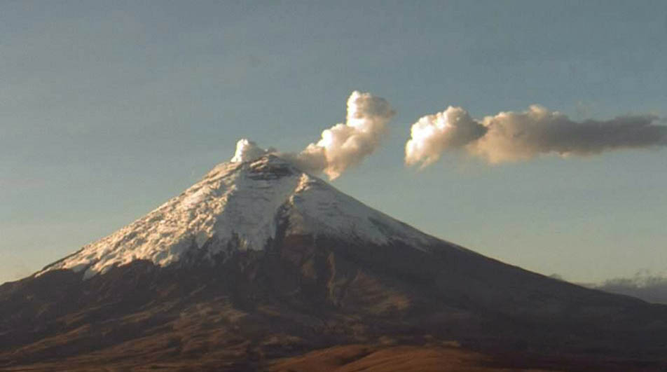 Una nube de vapor y gases se emite este jueves, 8 de diciembre, en el volcán Cotopaxi. Foto: Twitter IGeofísico