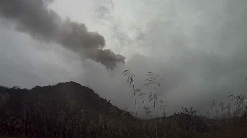 En el volcán Sangay, el IG informó que en la tarde del viernes, 16 de diciembre se miró la salida de polvo volcánico que sobrepasó los 1500 metros de altura sobre el cráter. Foto: Twitter Instituto Geofísico