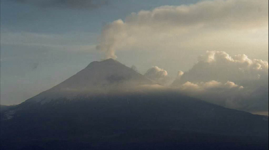 Imagen referencial. Ceniza del volcán Cotopaxi cae en la parroquia Quitumbe este jueves, 22 de diciembre de 2022. Foto: Twitter IGeofísico
