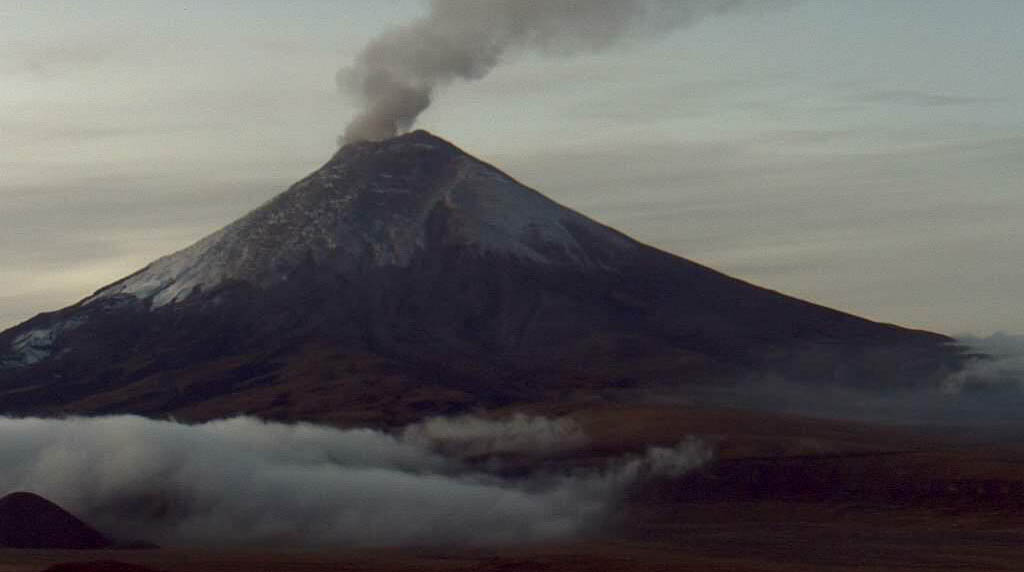 Imagen del 20 de diciembre de la actividad del volcán Cotopaxi. Foto: Twitter