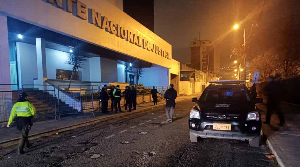 Personal especializado de la Policía Nacional se desplegó a la Corte de Justicia y Carondelet tras amenazas de bomba. Foto: Twitter Policía