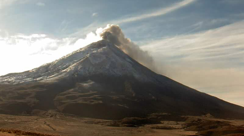 Nube de ceniza y gases se visualiza sobre el cráter del volcán Cotopaxi. Foto: Twitter