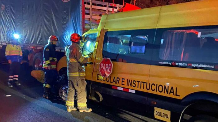 Una persona falleció y otras dos quedaron heridas en dos siniestros de tránsito que ocurrieron en menos de una hora en Quito. Foto: Twitter Bomberos Quito