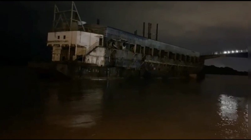 Una de las embarcaciones a la deriva impacto contra el puente que une Durán y la isla Santay. Foto: Twitter.