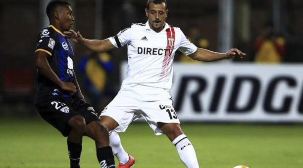 Jugadores de Independiente del Valle y Estudiantes de La Plata en un partido de la Copa Libertadores en 2015. Foto: tycsports.com