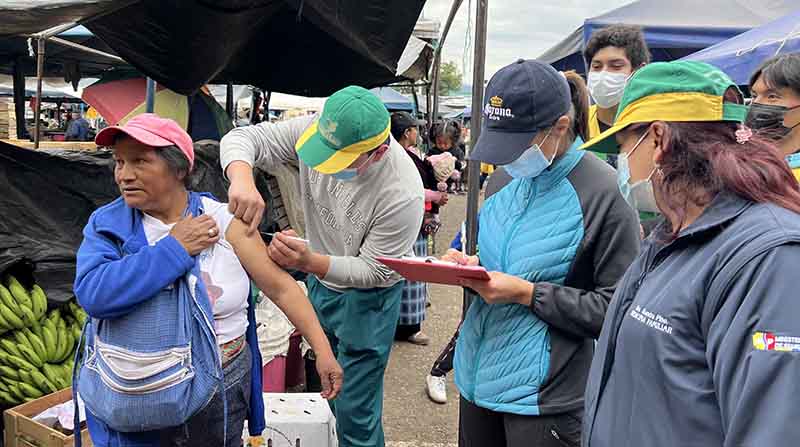 Con brigadas móviles, personal de salud recorrió la feria libre El Arenal para vacunar contra el covid-19. Foto: Lineida Castillo / EL COMERCIO