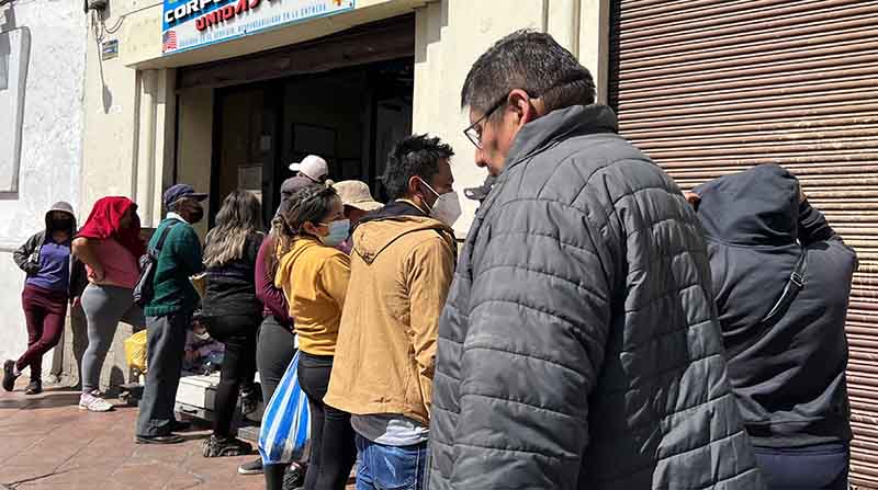 En estos días las couriers de Cuenca registran largas filas de personas que esperan enviar alimentos a sus seres queridos que viven en Estados Unidos. Foto: Lineida Castillo / EL COMERCIO
