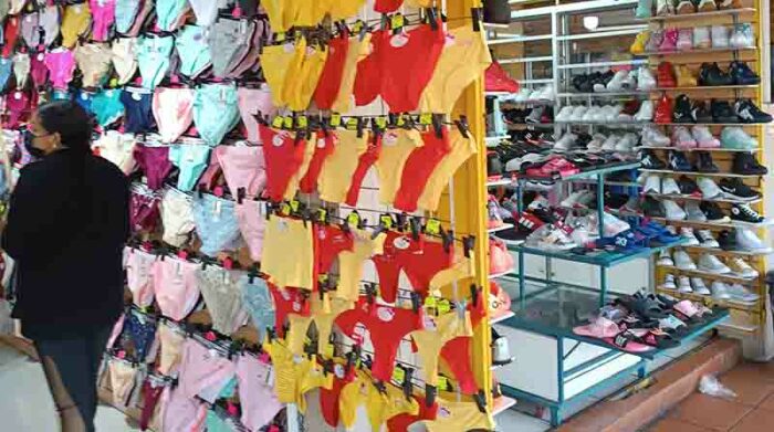 Los calzones para la suerte y las camisetas de Messi son los artículos que mayormente busca la gente en la Bahía de Guayaquil. Foto: Mario Naranjo / EL COMERCIO