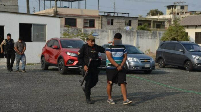 La Policía capturó a dos presuntos responsables de los ataques armados que dejaron seis fallecidos en el Guasmo el pasado 24 de diciembre del 2022. Foto: Cortesía Policía Zona 8