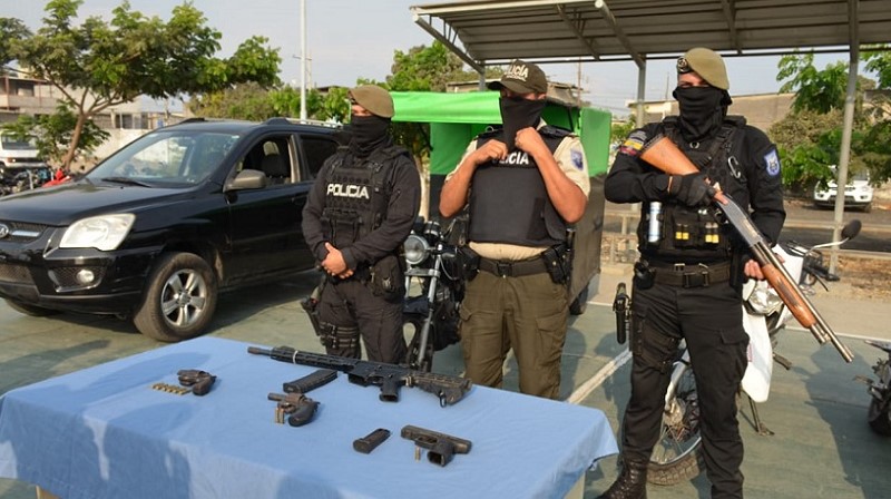 Policía presentó armas incautadas tras tiroteos en el Guasmo