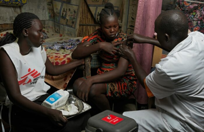 Los equipos de MSF visitaron a los residentes del campo de desplazados de Bentiu para vacunarlos contra la hepatitis E. Crédito: Peter Caton