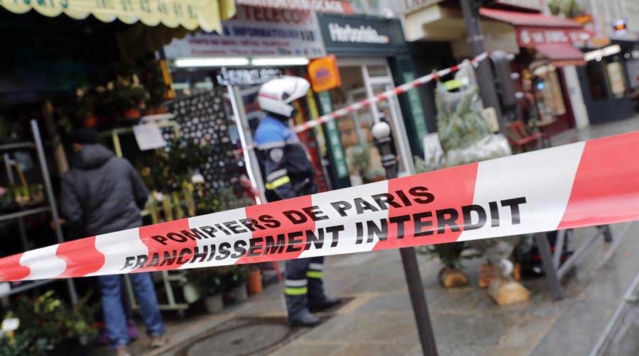 La Policía francesa acordonó la zona del tiroteo de hoy, 23 de diciembre, con dos muertos y cuatro heridos en el centro de París. Foto: EFE