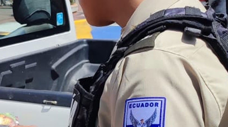Imagen referencial. Personas grabaron cuando un policía lanzaba gas lacrimógeno a una activista Lgbtiq+ en Guayaquil. Foto: Twitter Policía