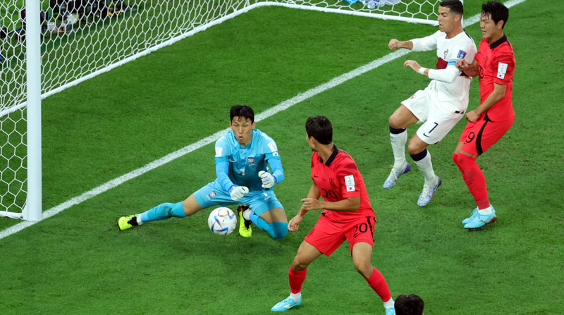 Cristiano Ronaldo intentó anotar un gol por la Selección de Portugal contra Corea del Sur, en el partido del Mundial Qatar 2022. Foto: EFE