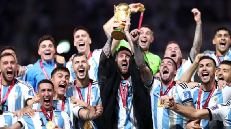 La imagen que pasará a la historia, la de Messi levantando la copa, estará siempre acompañada por esta capa negra. Foto: Getty Images
