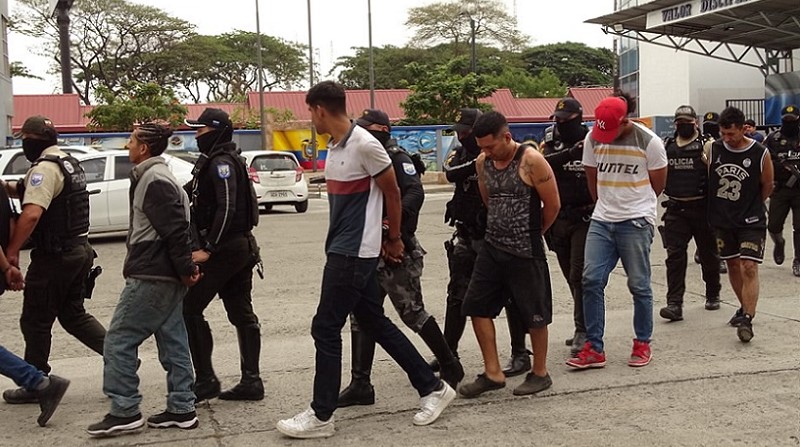 Seis hombres fueron detenidos como sospechosos de una tentativa de robo a cajeros automáticos de una plaza comercial del noroeste de Guayaquil. Foto: Cortesía Policía Zona 8