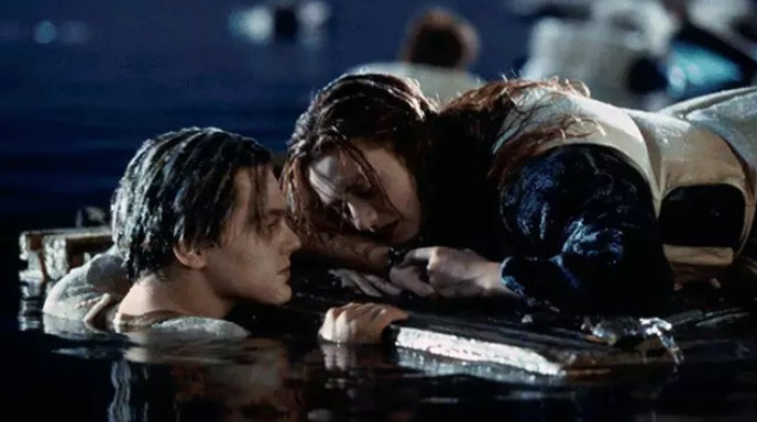 La clásica escena de 'Titánic'. en la que Jack (Leonardo DiCaprio) se sacrifica por amor para que Rose (Kate Winslet) se salve. Foto: Universal Pictures