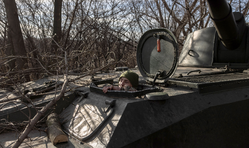En Bakhmut, Ucrania, un soldado de ese país se traslada en un tanque, en una zona de fuertes combates en la región de Dombás. Foto: ROMAN PILIPEY/ EFE