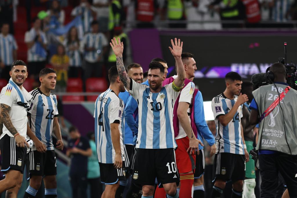 Lionel Messi festeja la clasificación de la Selección de Argentina a cuartos de final del Mundial de Qatar, donde enfrentará a Países Bajos. Foto: Diego Pallero / EL COMERCIO