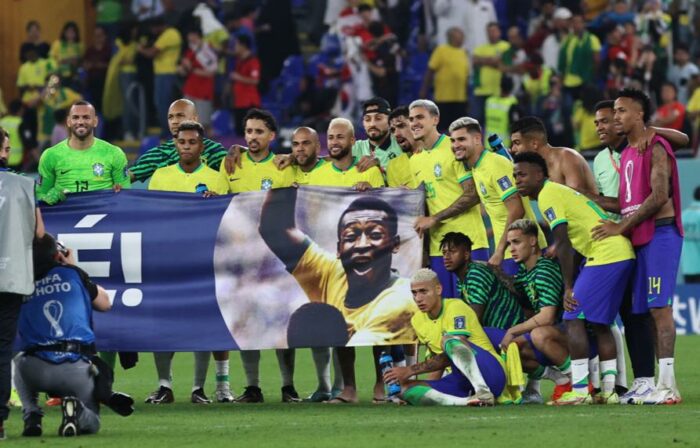 Jugadores de la Selección de Brasil posan con pancarta dedicada para Pelé. Foto: Diego Pallero / El Comercio.