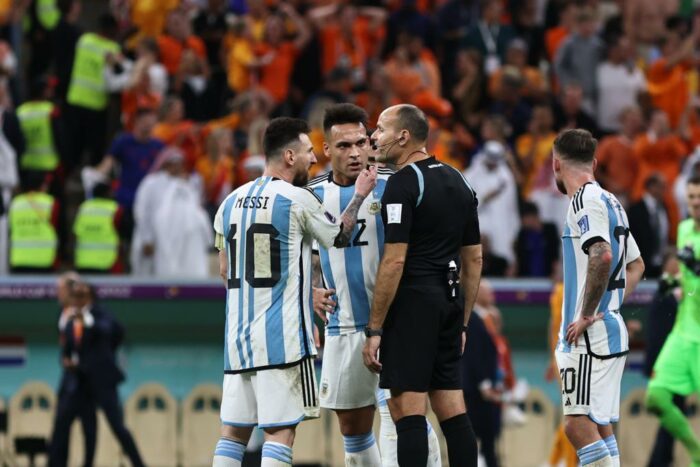 Lionel Messi discutiendo con Mateu Lahoz durante los cuartos de final del Mundial Qatar 2022 entre Argentina y Países Bajos. Foto: Diego Pallero/El Comercio.