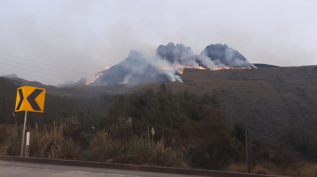 El incendio forestal afecta a una zona aledaña al Parque Nacional Cajas en la provincia de Azuay. Foto: Bomberos Cuenca