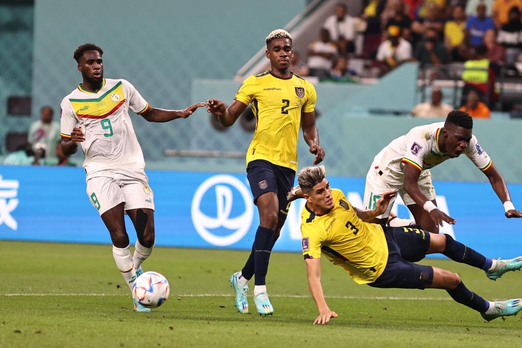 Félix Torres (centro y de pie) en el partido de la Selección de Ecuador ante Senegal en el Mundial de Qatar. Foto: Agencia EFE