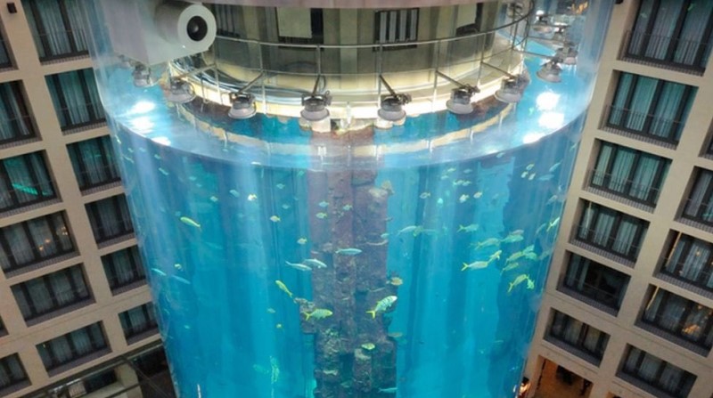 El AquaDom era el acuario cilíndrico independiente más grande del mundo. Foto: Twitter.