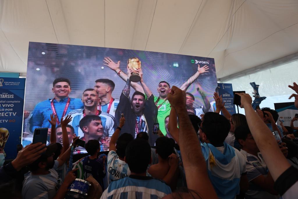 Aficionados festejan el triunfo de Argentina en Ecuador. Foto: Agencia EFE