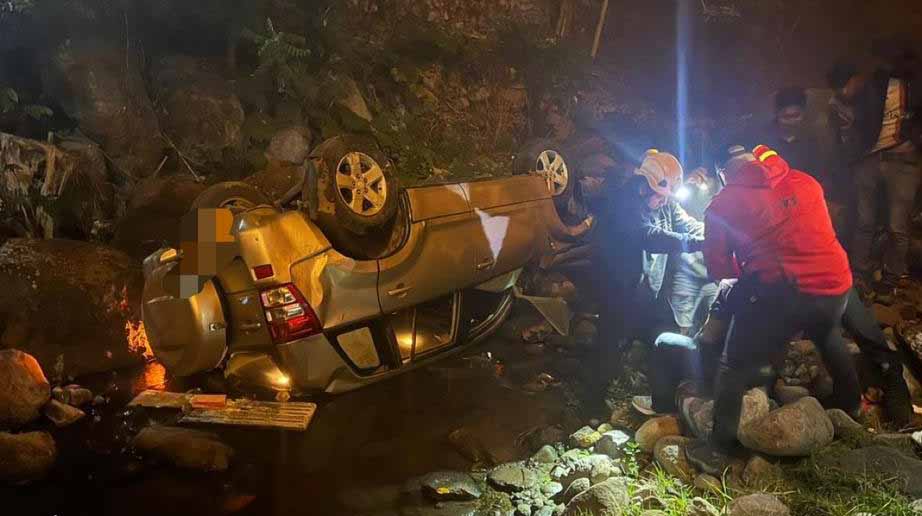 Dos personas resultaron heridas luego de que su vehículo cayera en el río El Chorro, en Azuay. Foto: Cortesía ECU 911