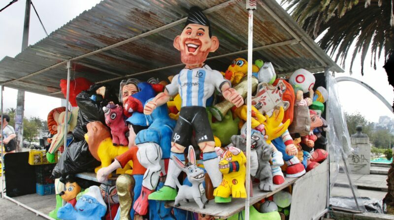 Las figuras de fútbol destacan en la venta de monigotes. Foto: Carlos Noriega / EL COMERCIO.
