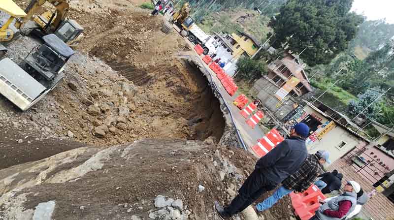 Un socavón se formó en el kilómetro 7 de la vía Cuenca- Molleturo- El Empalme, lo que obliga a cerrar esta ruta de ingreso a Cuenca. Foto: ECU 911 Austro.
