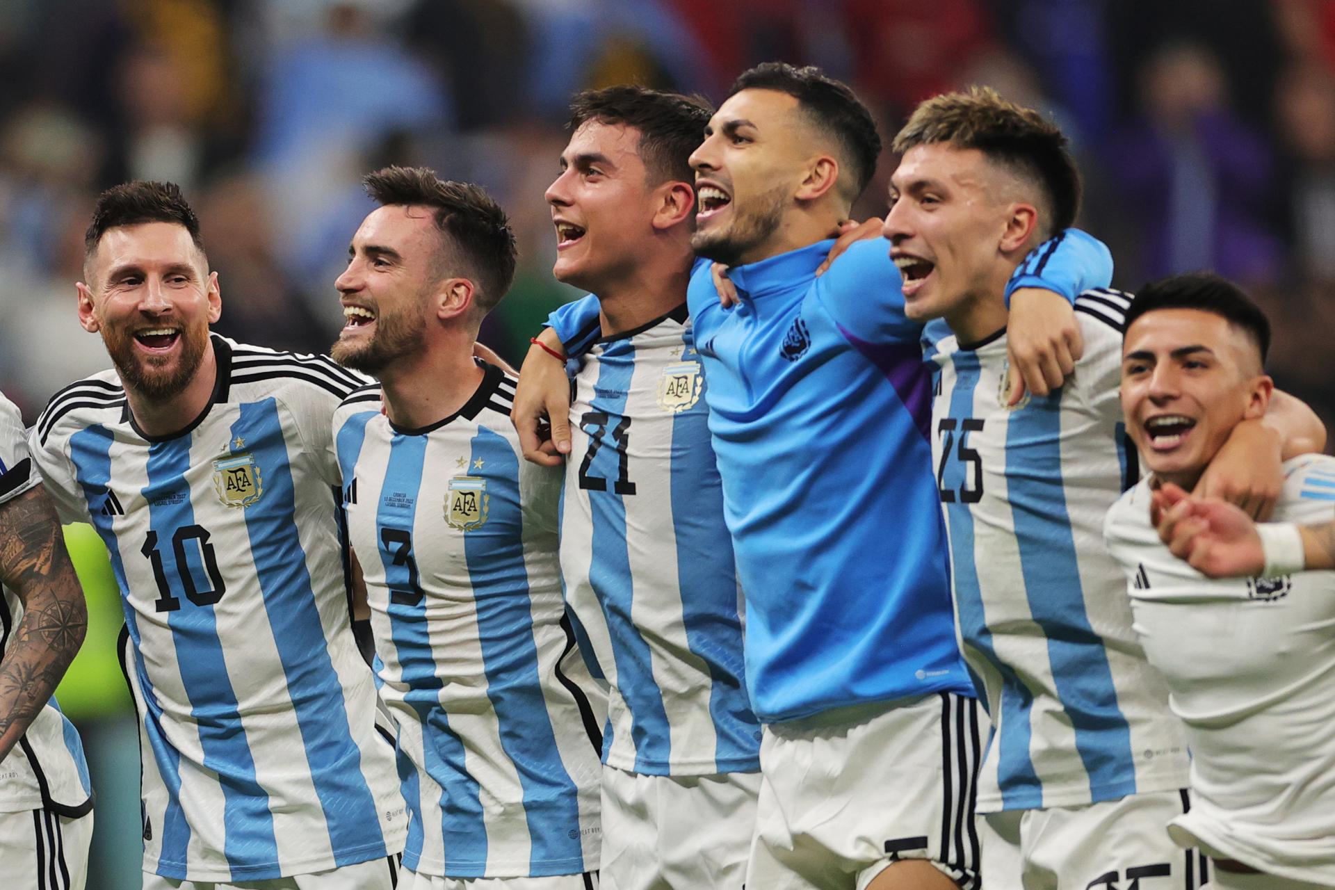 Jugadores de Argentina, junto a Lionel Messi, celebran la victoria en la semifinal de la Copa del Mundo. Foto: Agencia EFE