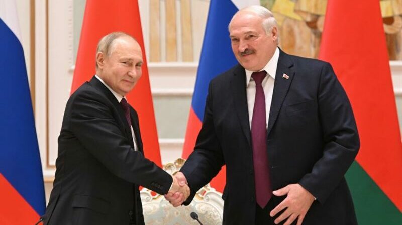 Los presidentes de Rusia y Bielorrusia, Vladimir Putin (i) y Alexander Lukashenko, se dan la mano durante una conferencia de prensa conjunta. Foto: EFE.