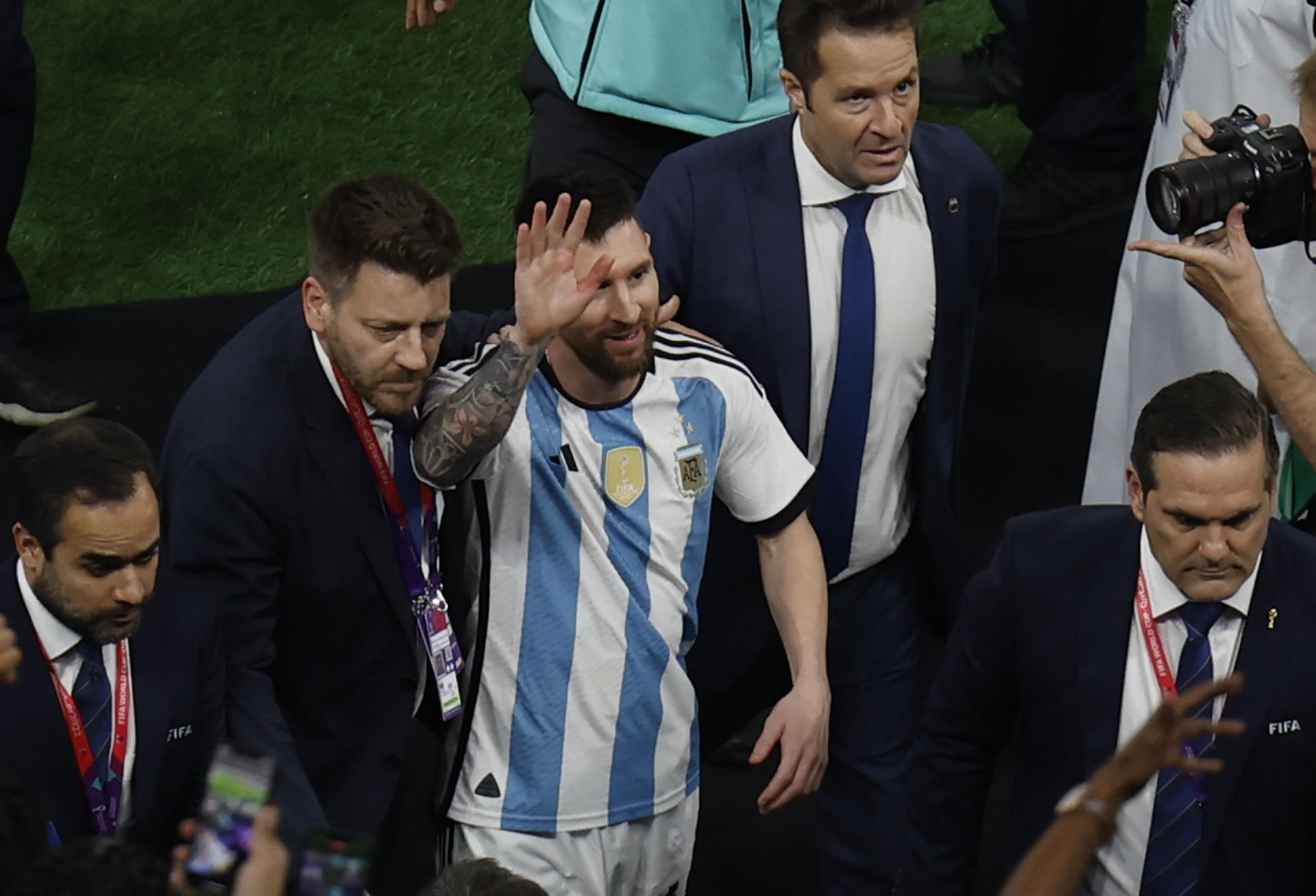 Lionel Messi saluda a la afición tras ganar la Copa del Mundo en Qatar. Foto: Agencia EFE