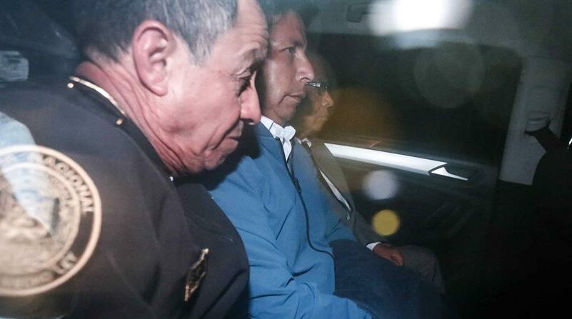 El destituido presidente de Perú Pedro Castillo sale detenido en un vehículo policial de la Prefectura de Lima, en Lima (Perú). Foto: EFE.
