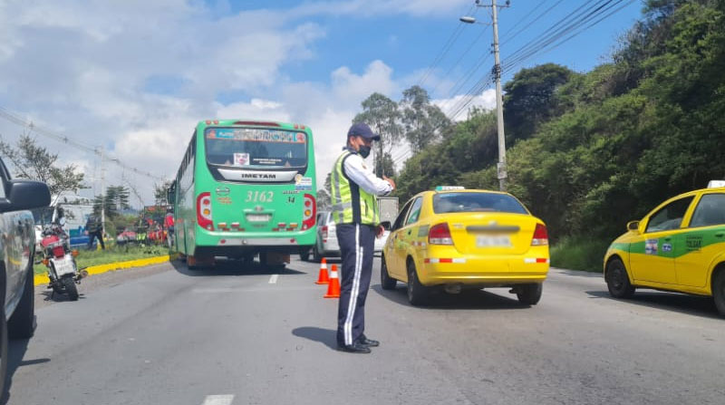 Los agentes de tránsito verificarán los vehículos que circulan en Quito y la movilidad. Foto: Cortesía Municipio de Quito