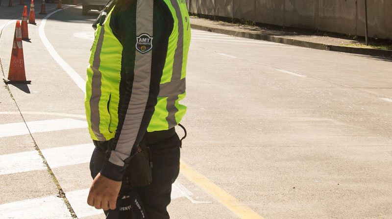 Imagen referencial. Los uniformados de la Agencia Metropolitana de Tránsito (AMT) vigilan y controlan el flujo vehicular en Quito. Foto: Archivo/ EL COMERCIO