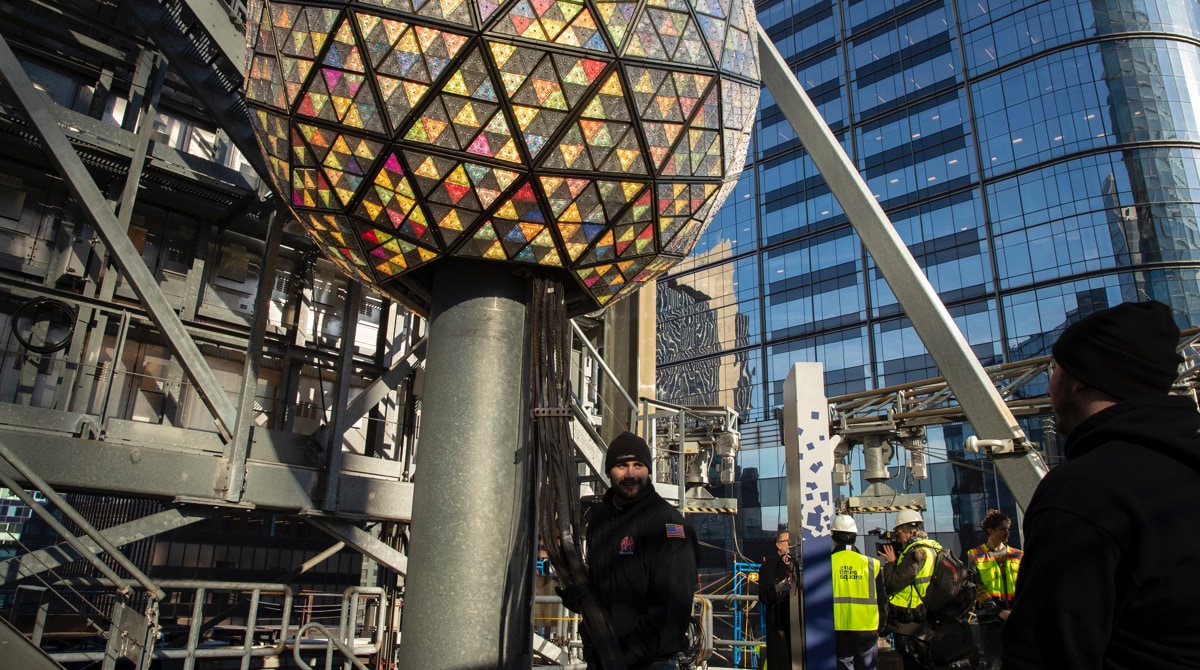 La gran y tradicional bola de celebración del Año Nuevo 2023 es probada en la víspera de la fiesta de fin de año, este 31 de diciembre de 2022, en One Times Square en Nueva York (EE.UU.). Foto: EFE