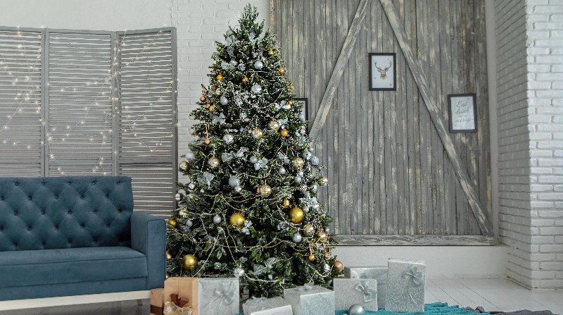Decorar el árbol de Navidad es una de las actividades más simbólicas de las festividades en diciembre. Foto: Pexels