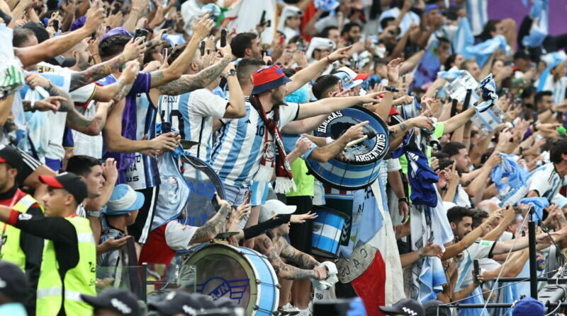 La hinchada argentina celebró la victoria de Argentina sobre Países Bajos en penales. Foto: Diego Pallero / EL COMERCIO.