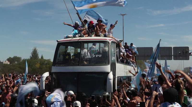 Los jugadores de la selección argentina en la caravana del martes. Foto: EFE