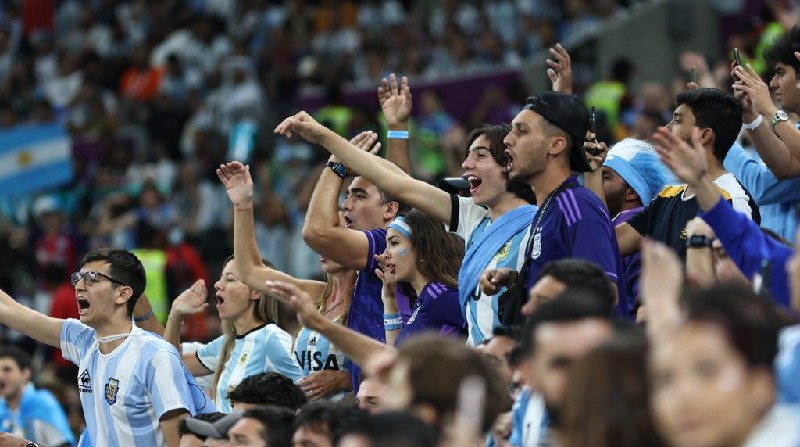 La hinchada de Argentina alentando mientras se disputaba la semifinal ante Croacia. Foto: Diego Paller / EL COMERCIO