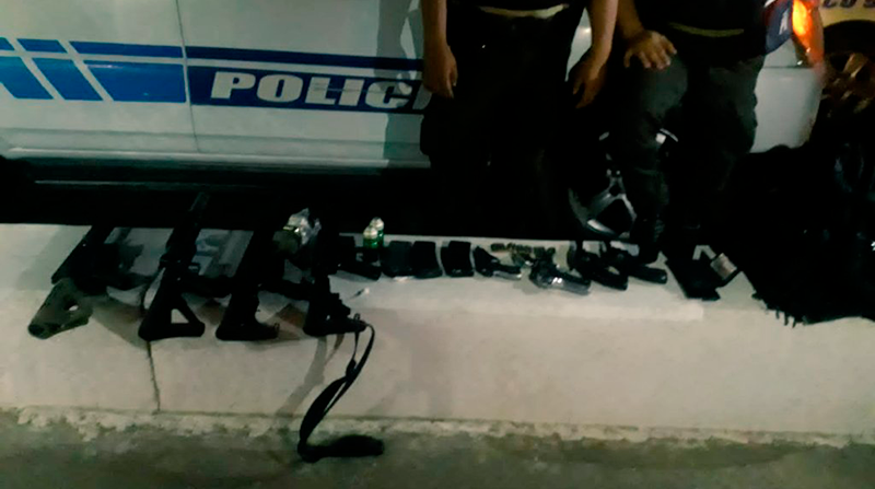 La Policía detuvo a varias personas quienes portaban armas de grueso calibre. Foto: Twitter @CmdtPoliciaEc