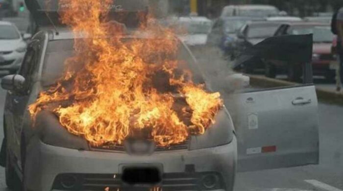 Imagen referencial. Un carro color blanco fue prendido fuego en Milagro. Foto: Internet