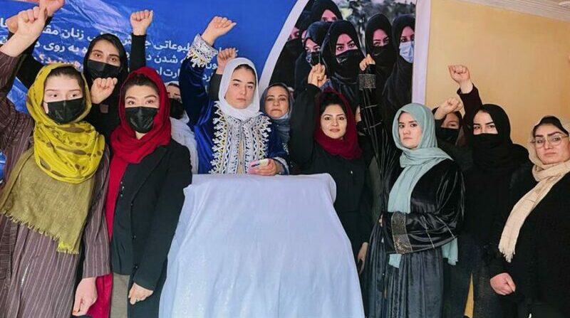Un grupo de mujeres protesta a puerta cerrada en Kabul contra el veto de los talibanes a la educación femenina universitaria. Foto: EFE.