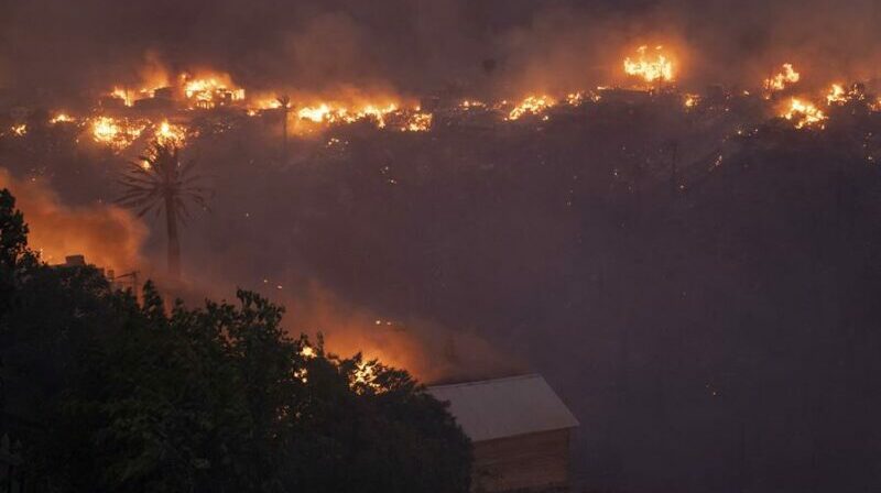 Los incendios en Chile han destruido, en lo que va del 2023, más de 457.000 hectáreas, cifra muy superior a las 100 000 hectáreas que suelen quemarse en un periodo estival. Foto: EFE